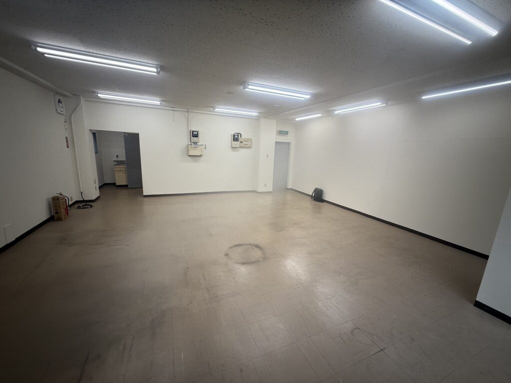 川崎で準備中の落ち着いた貸切レンタルスペース内装写真